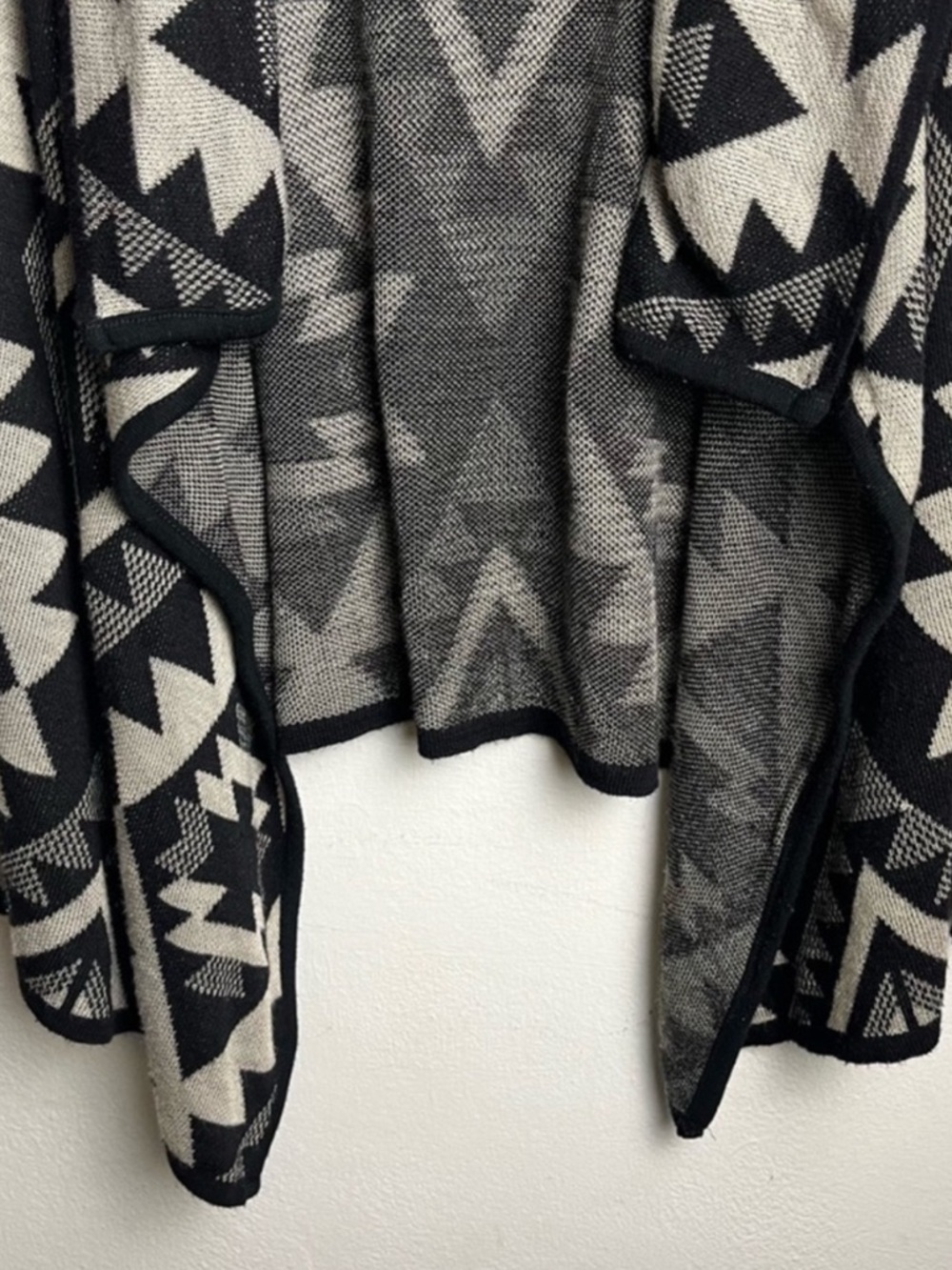 A KNITCH ABOVE Aztec Cardigan - Picture 3 of 10